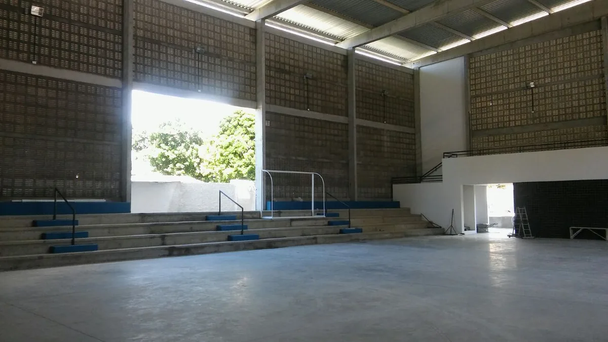 Ginásio poliesportivo com arquibancadas pré-moldadas
