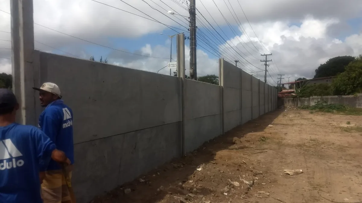 Muro pré-moldado em obra