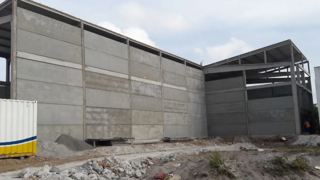 Fachada com painéis de fechamento pré-moldados