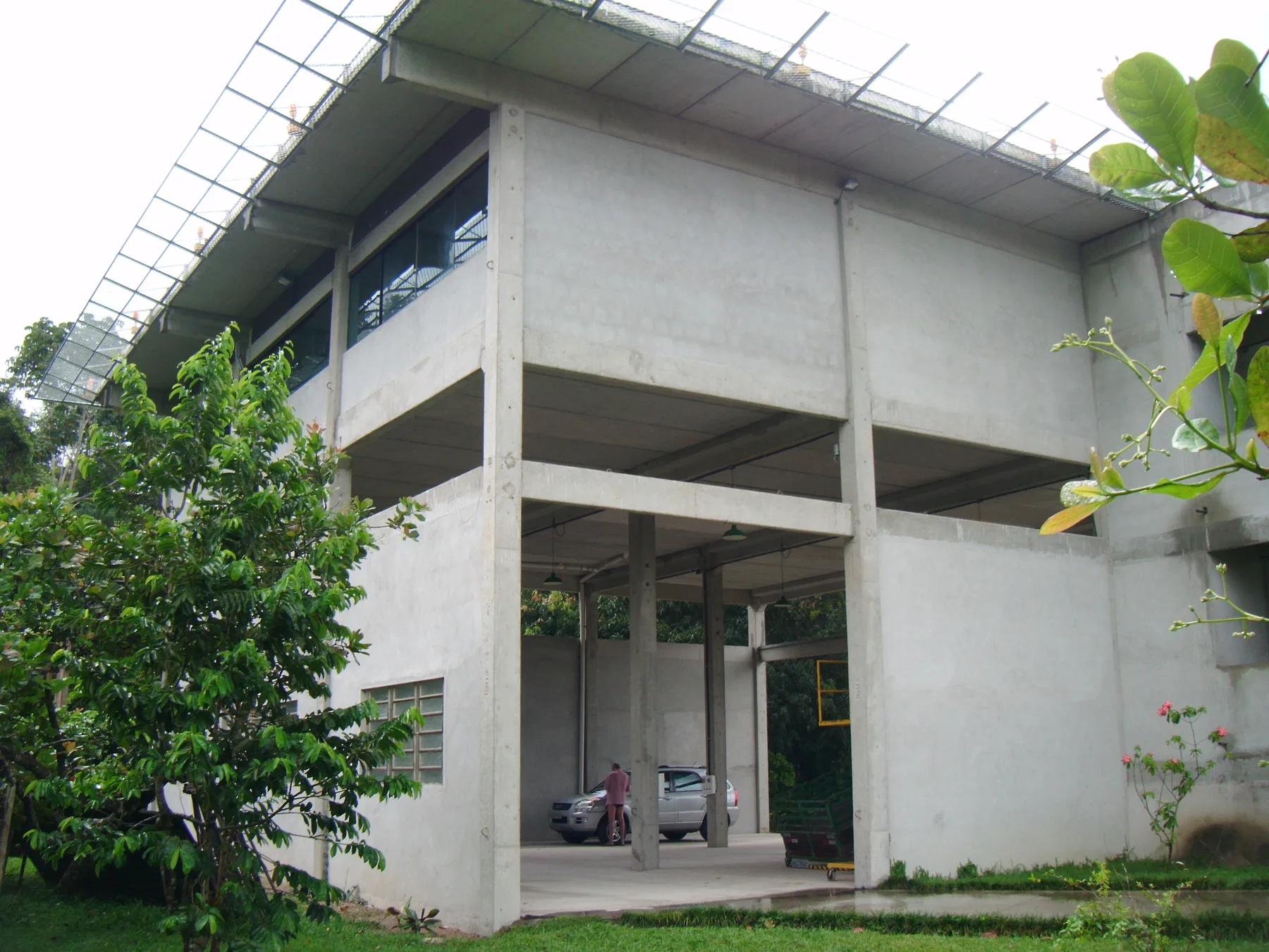 Prédio comercial pré-moldado entregue